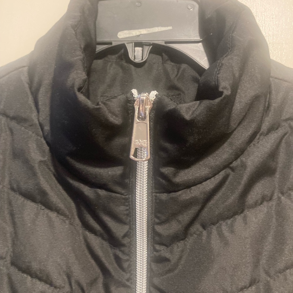 Black Rivet puffier vest - Picture 3 of 6